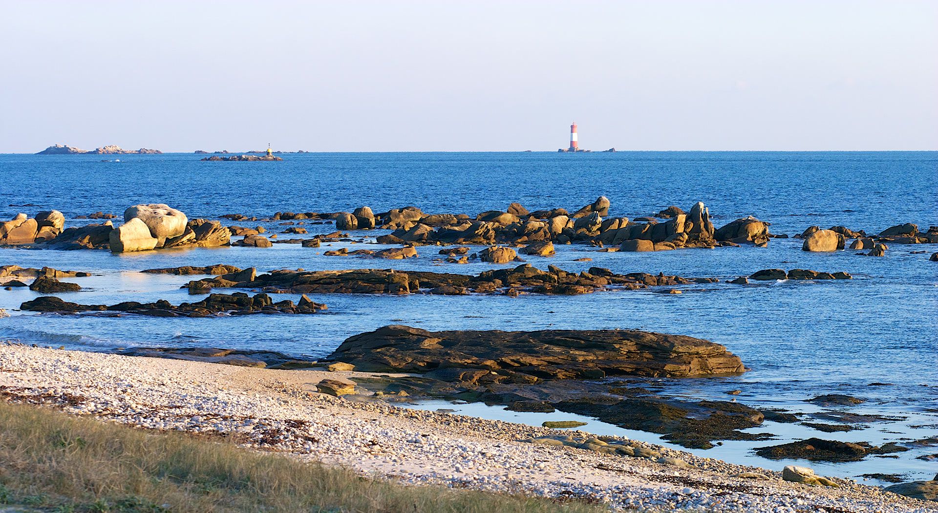 Vue sur le phare des Cardinaux à Hoedic