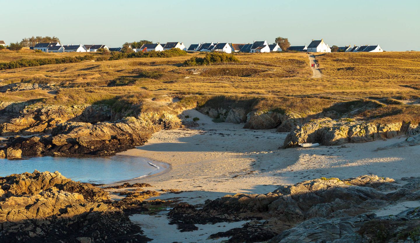 Village de l'île d'Hoedic - plage de Poulcao au premier plan